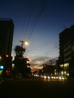 ガラケーで撮影した写真。初音町の交差点