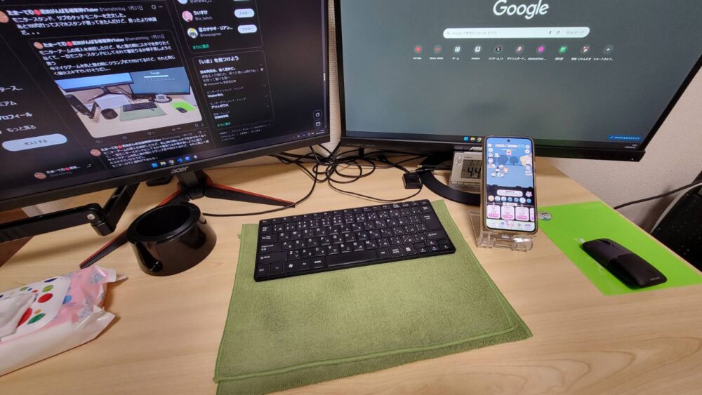 机にスマホスタンドを置いた